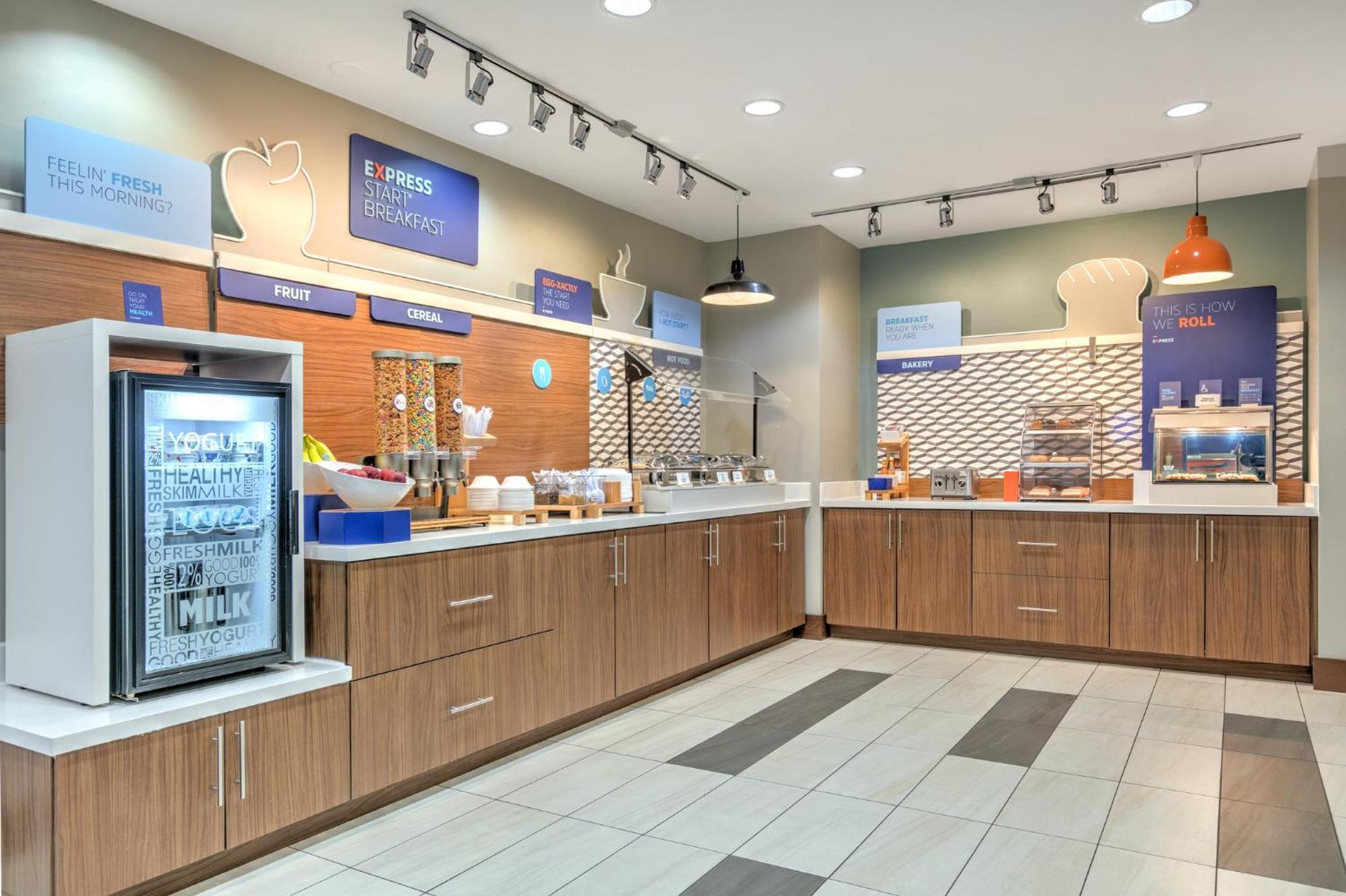 Holiday Inn Express Hotel & Suites Clute-Lake Jackson By Ihg Exterior foto