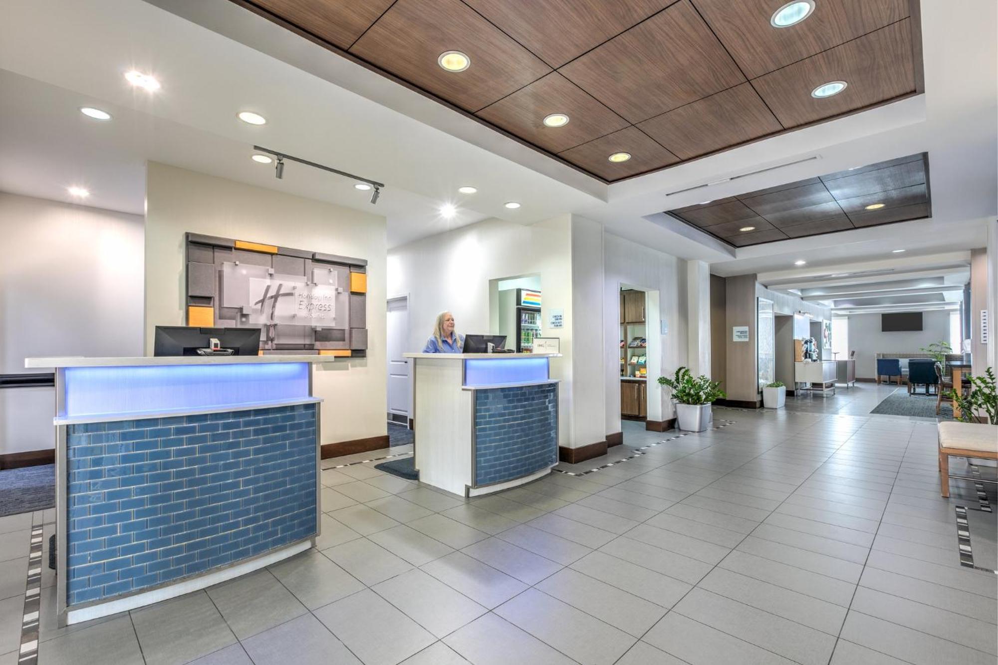 Holiday Inn Express Hotel & Suites Clute-Lake Jackson By Ihg Exterior foto